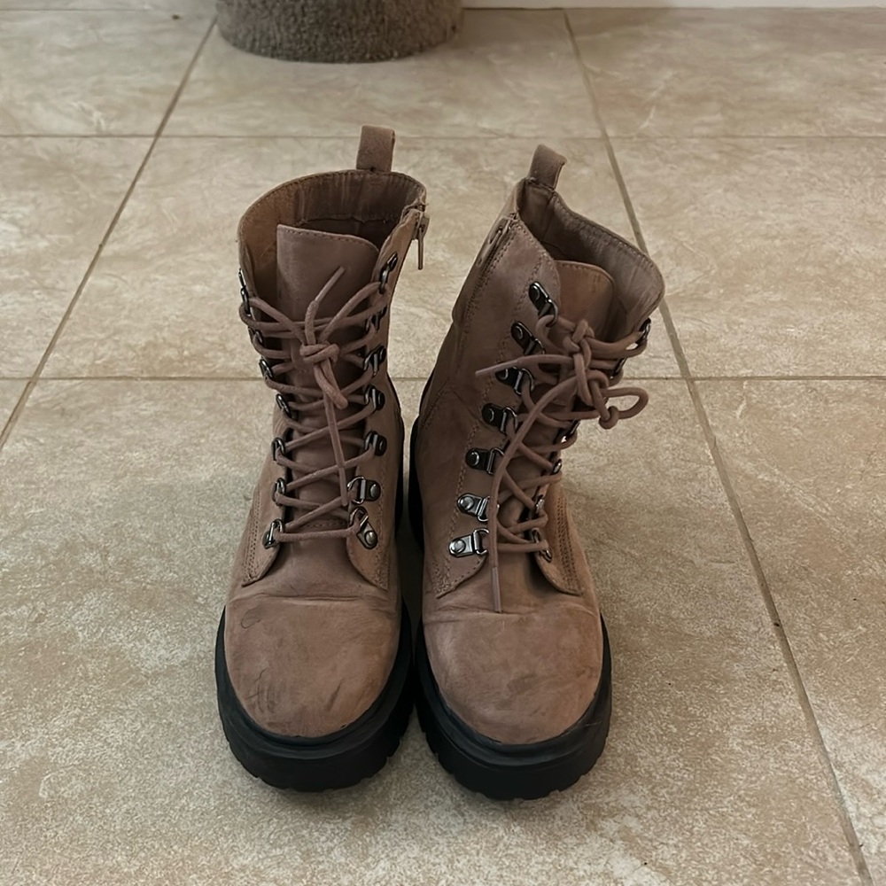 American eagle Suade boots